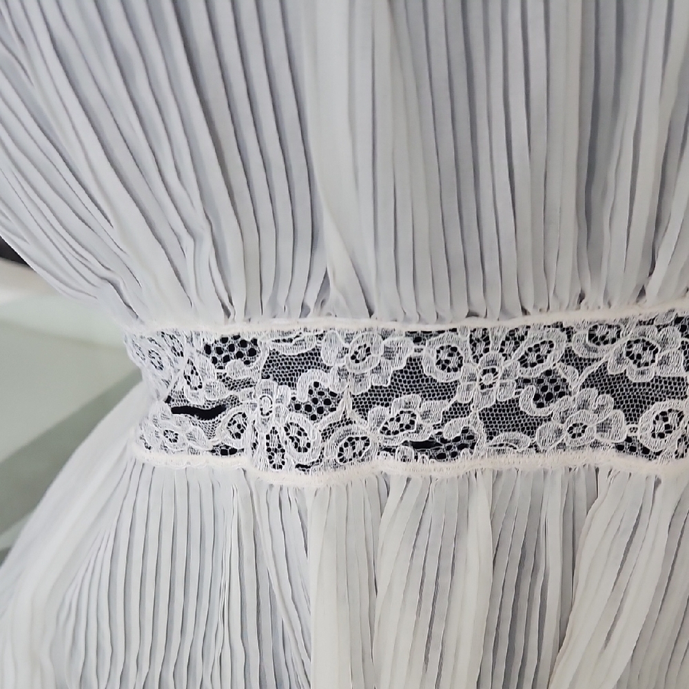 Elegant White Lace Night Gown - Picture 4 of 13